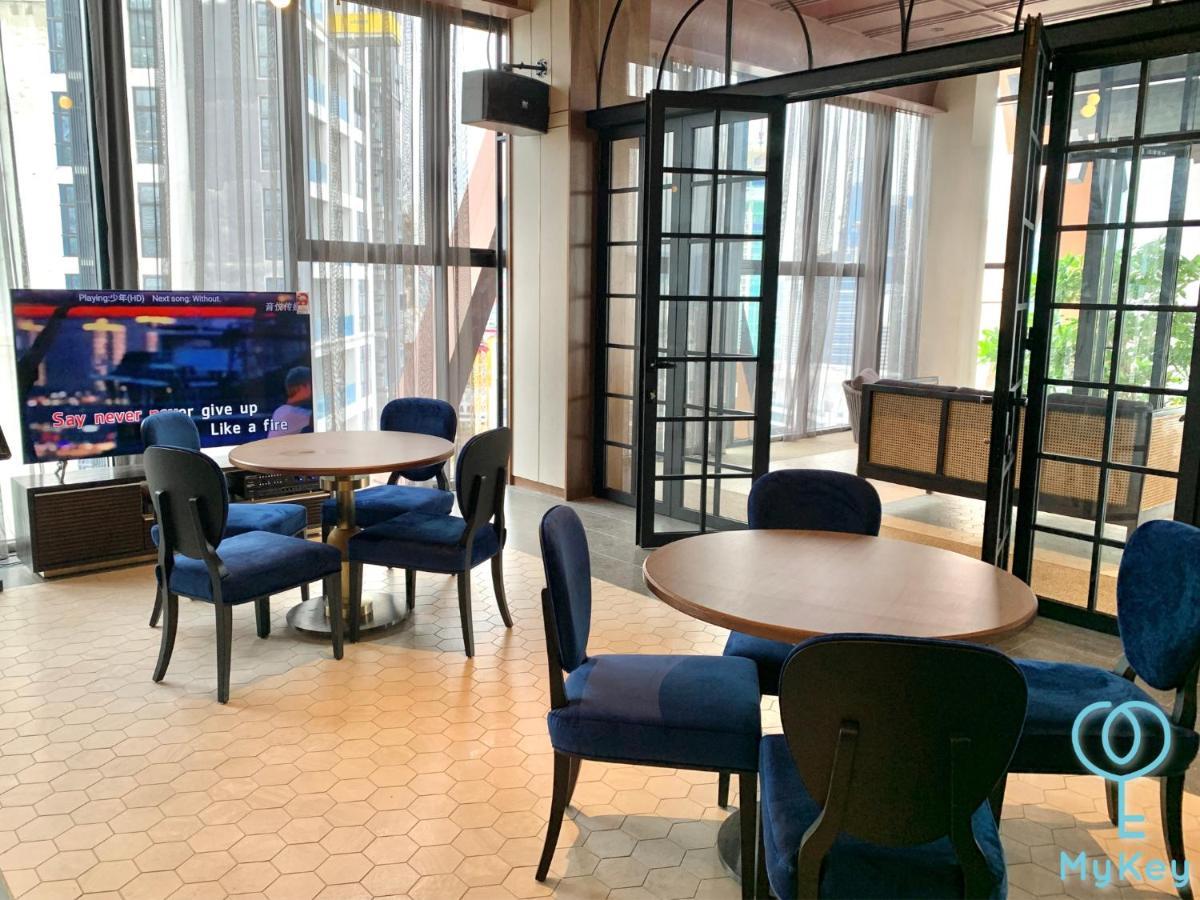 Scarletz Suites By Mykey Kuala Lumpur Exterior foto The lounge at the airport