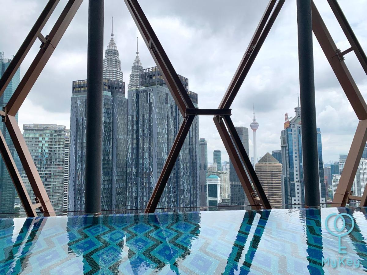 Scarletz Suites By Mykey Kuala Lumpur Exterior foto View of the Kuala Lumpur skyline from the roof of the Star Performing Arts Centre