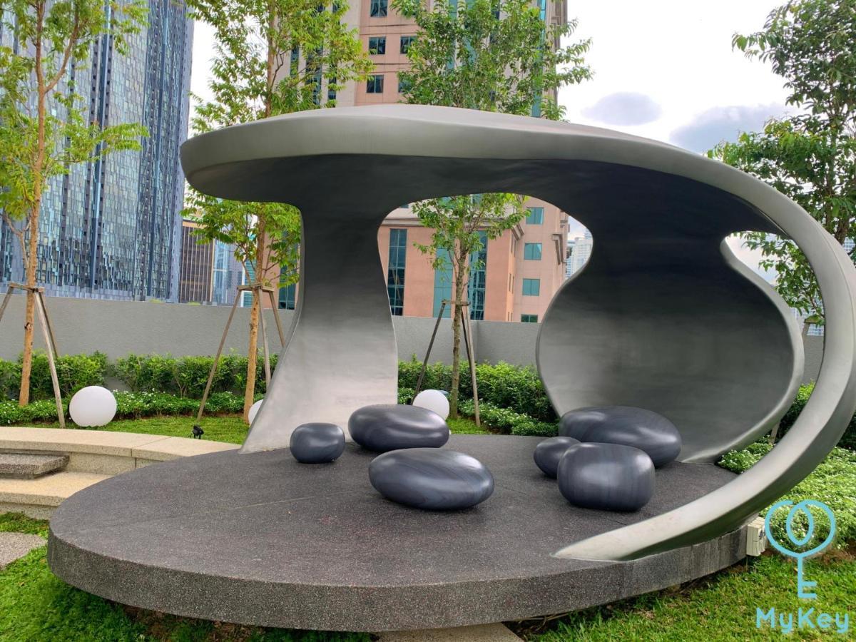 Scarletz Suites By Mykey Kuala Lumpur Exterior foto The sculpture at the entrance of the park