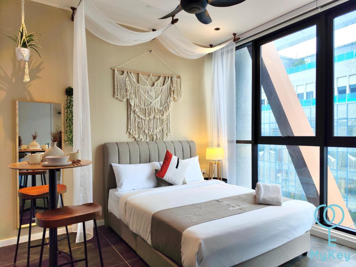 Scarletz Suites By Mykey Kuala Lumpur Exterior foto A bedroom in a serviced apartment in Kuala Lumpur, Malaysia