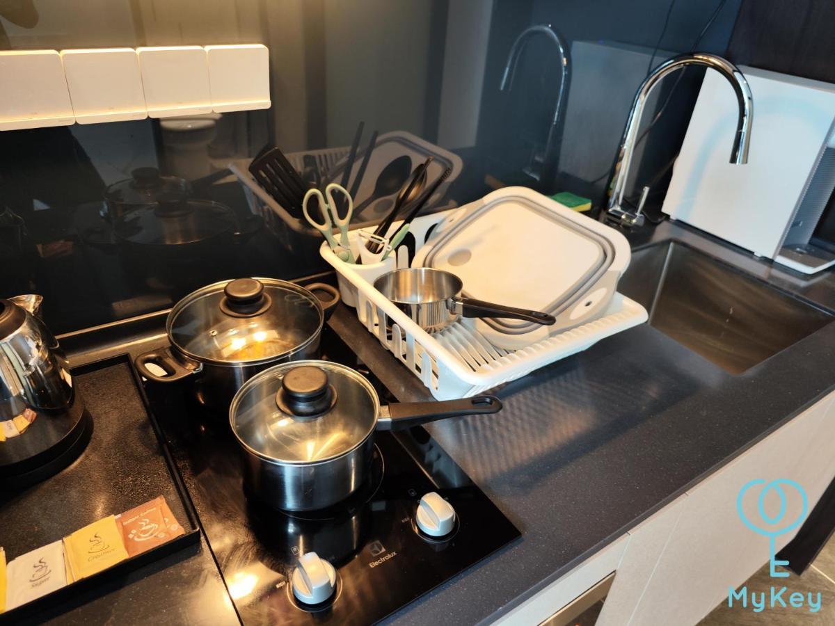 Scarletz Suites By Mykey Kuala Lumpur Exterior foto A kitchen with a built-in sink