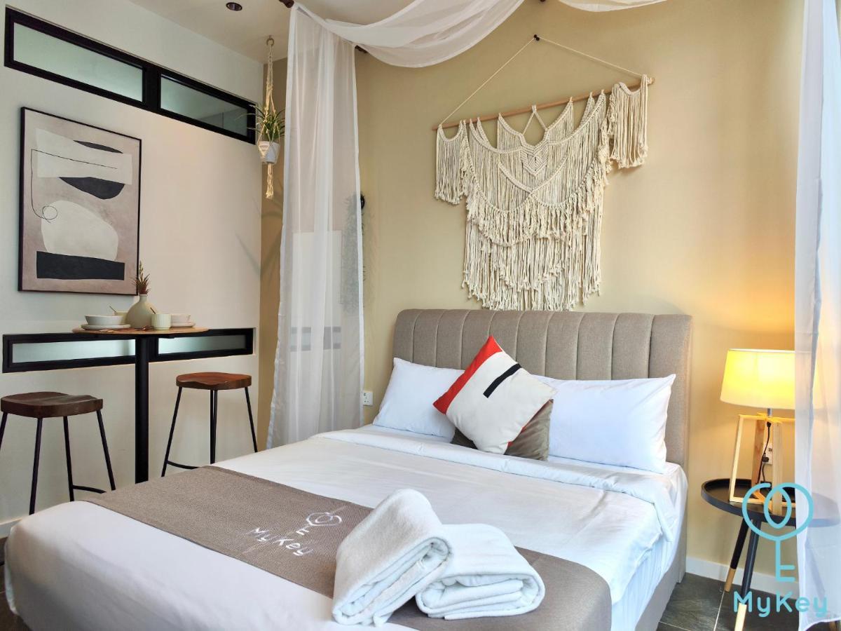 Scarletz Suites By Mykey Kuala Lumpur Exterior foto A bedroom at Mykē