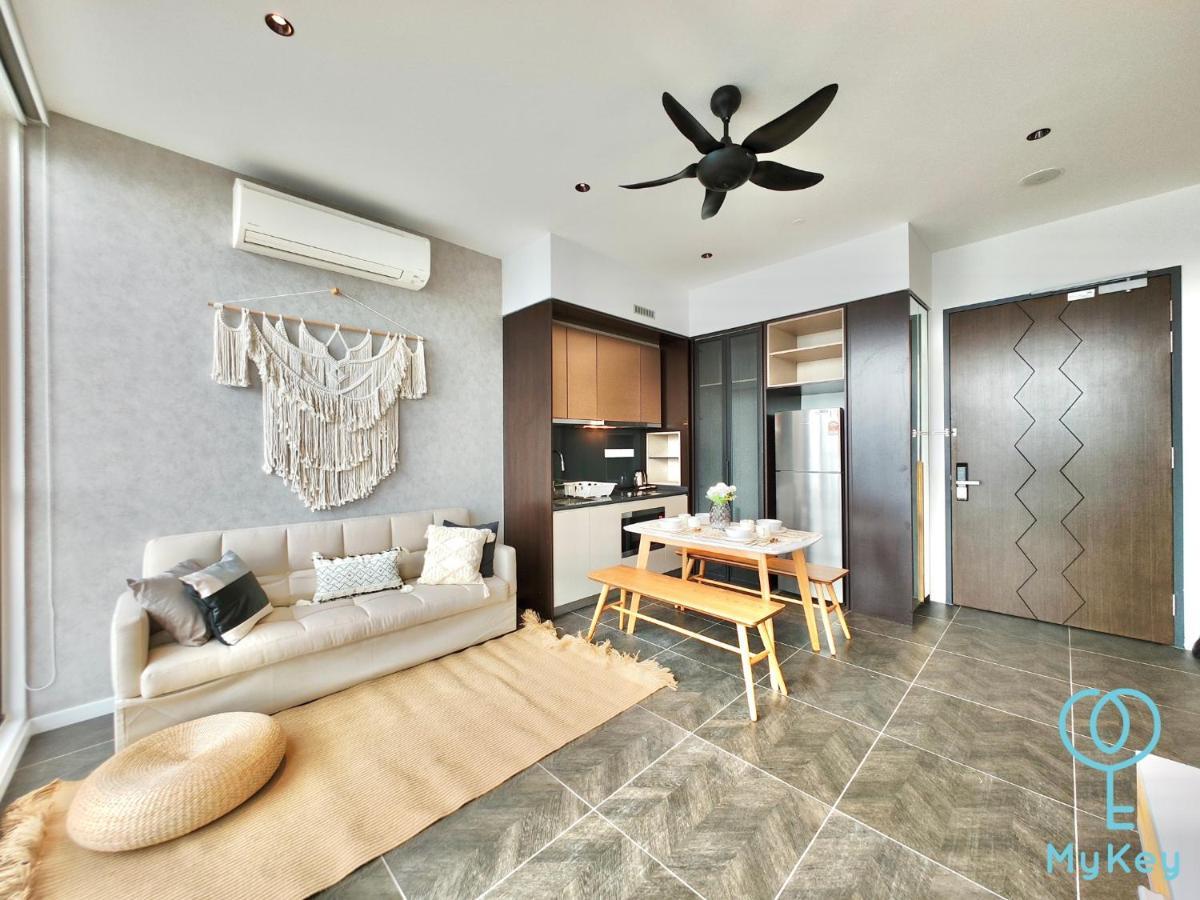Scarletz Suites By Mykey Kuala Lumpur Exterior foto A 2-bedroom condominium in Malaysia