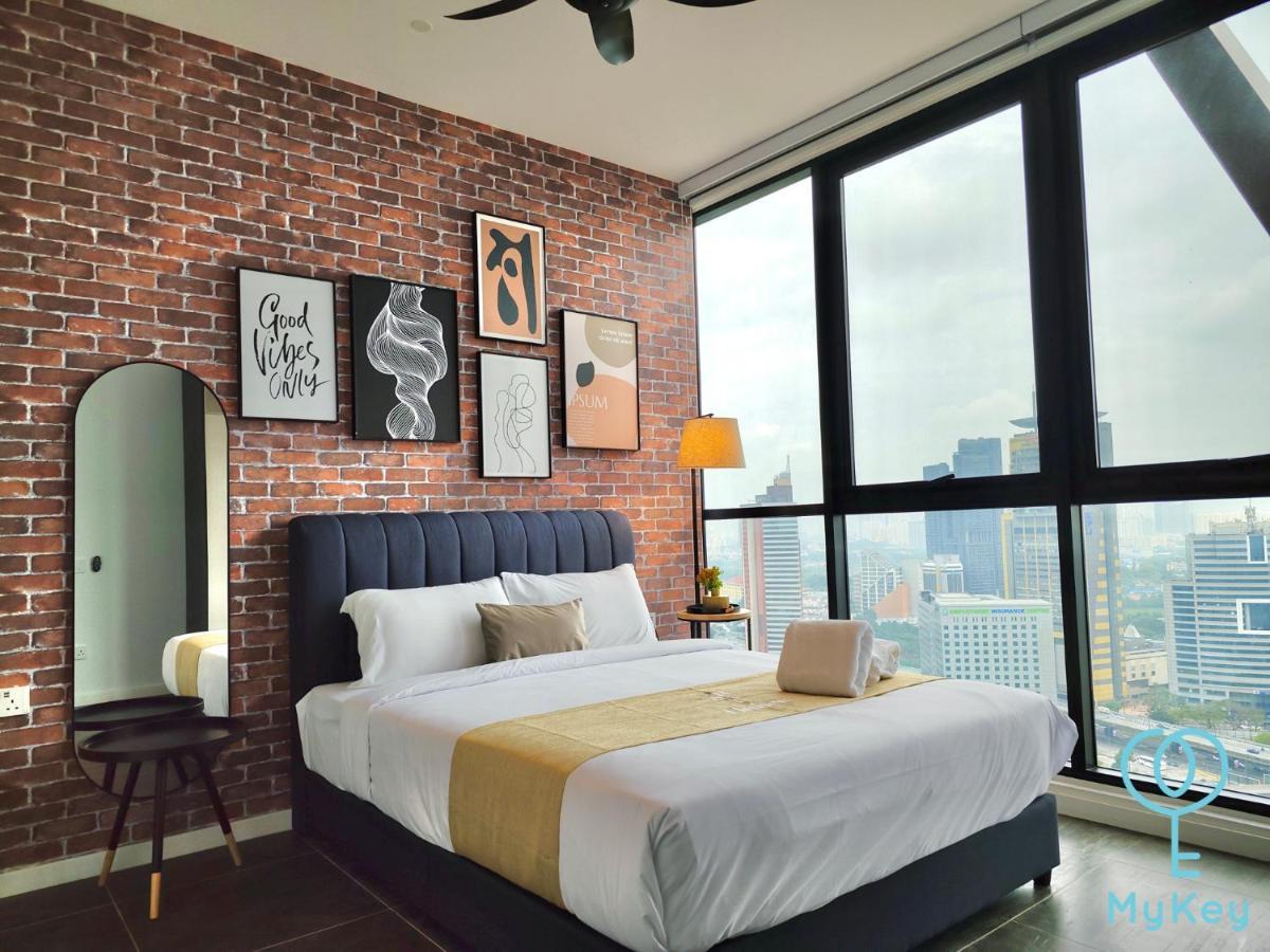 Scarletz Suites By Mykey Kuala Lumpur Exterior foto A bedroom in a serviced apartment in Kuala Lumpur, Malaysia