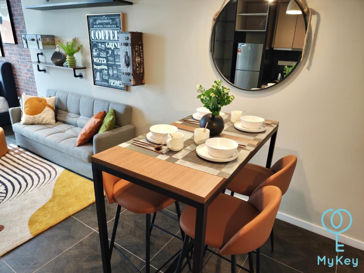 Scarletz Suites By Mykey Kuala Lumpur Exterior foto A dining room in a serviced apartment in Hong Kong