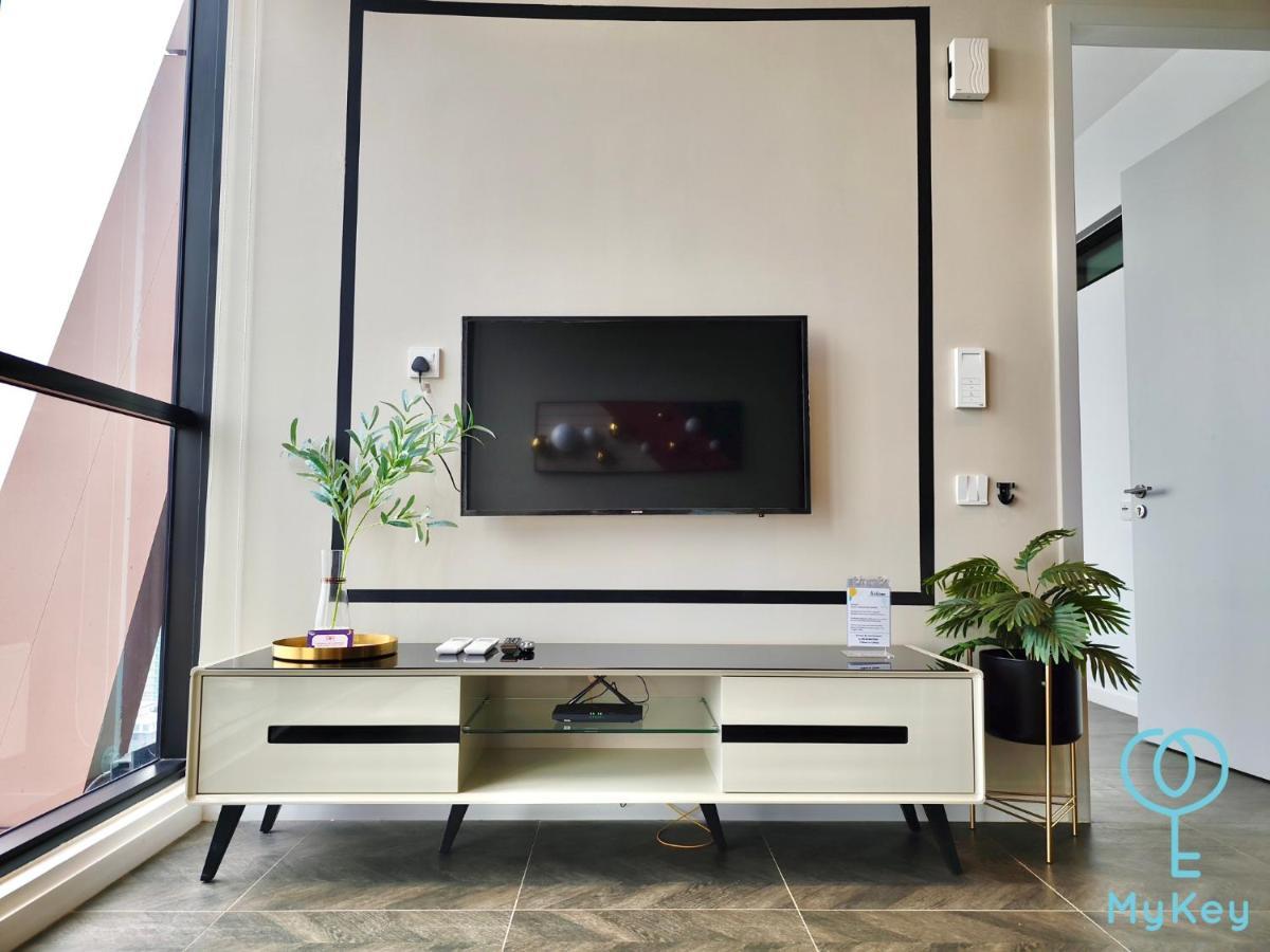 Scarletz Suites By Mykey Kuala Lumpur Exterior foto A TV console