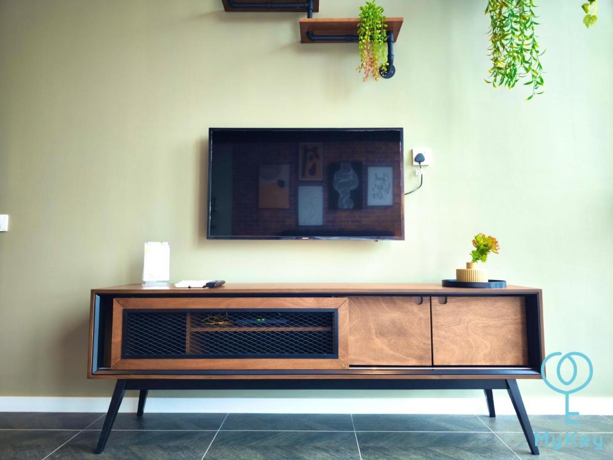 Scarletz Suites By Mykey Kuala Lumpur Exterior foto A TV console